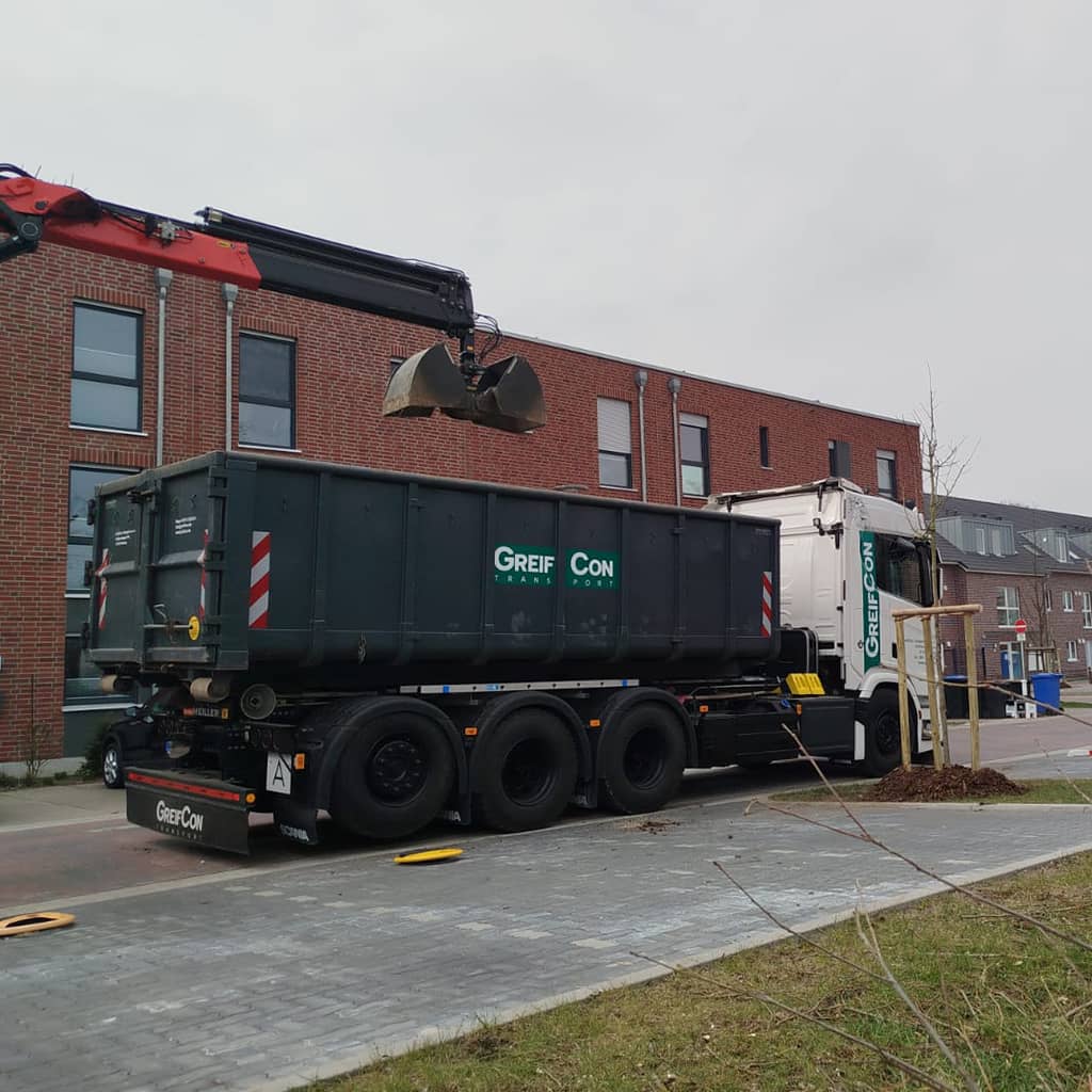 Die Container werden termingerecht an Baustellen, Lagerflächen oder Privatadressen angeliefert.