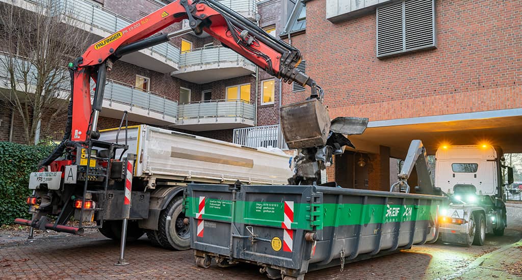 Ob der Transport von Schuttgütern, Palettenwaren oder Bauteilen: Mit einem Selbstlader-Kranwagen sind viele Arbeitsprozesse schnell und unkompliziert bewerkstelligt.